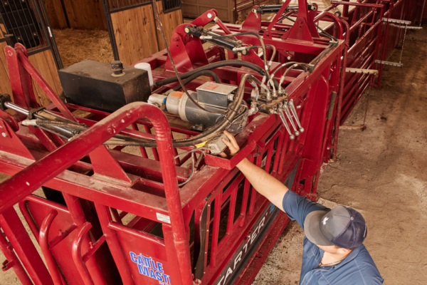CattleMaster Series 12 Hydraulic Chute - Image 4